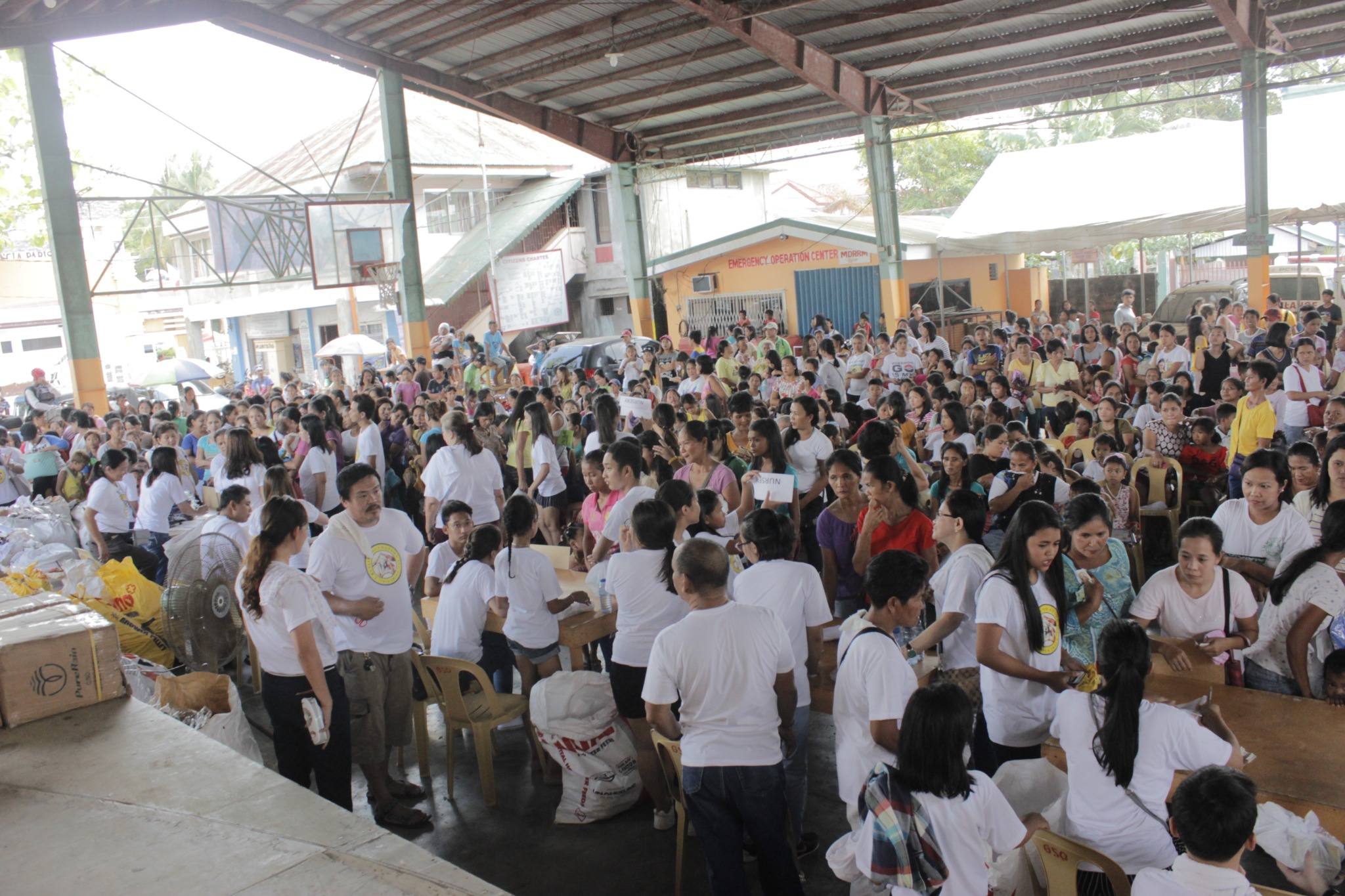 Wide view of the Handog Balik-Eskwela crowd